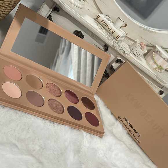 Classic Eyeshadow Palette- KKW Beauty
Kim Kardashian 🤎 - Picture 2 of 7